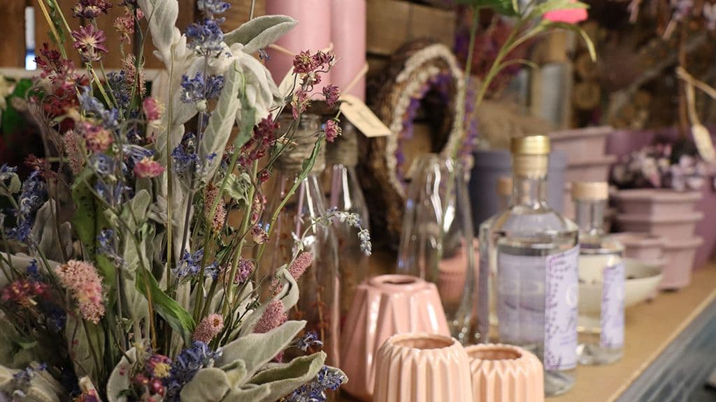 Hausgemachte Waren und upgecycelte Produkte im Hofladen von Tinnetgaard